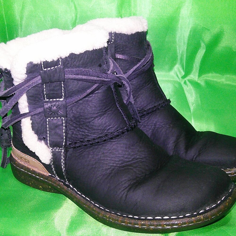 UGG La Jolla boots black leather sheepskin wool lining size 6